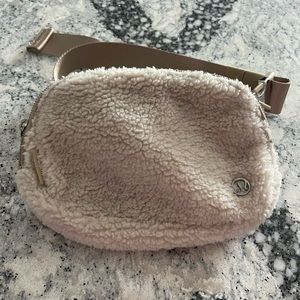 Sherpa 1L belt bag in in ivory gently used.